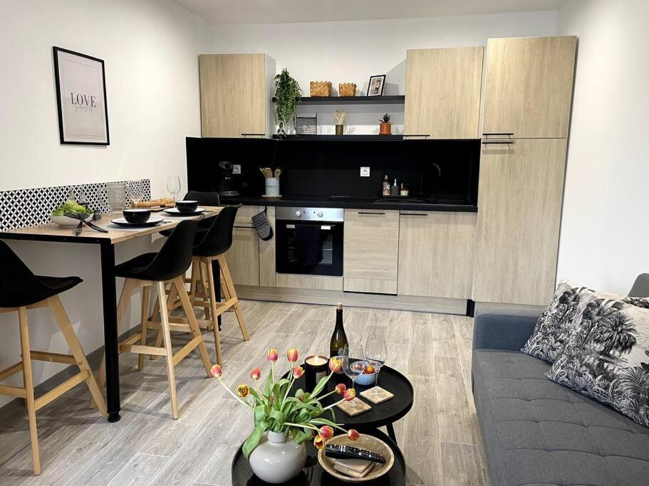 Bel Appartement Sur Cour Plein Centre Ville Et Parking ムーラン エクステリア 写真