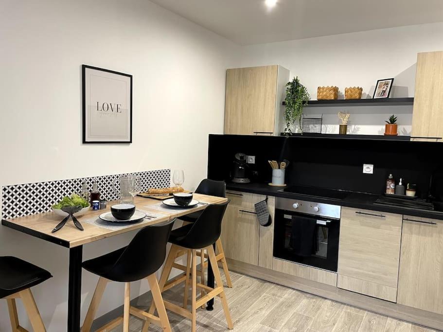 Bel Appartement Sur Cour Plein Centre Ville Et Parking ムーラン エクステリア 写真